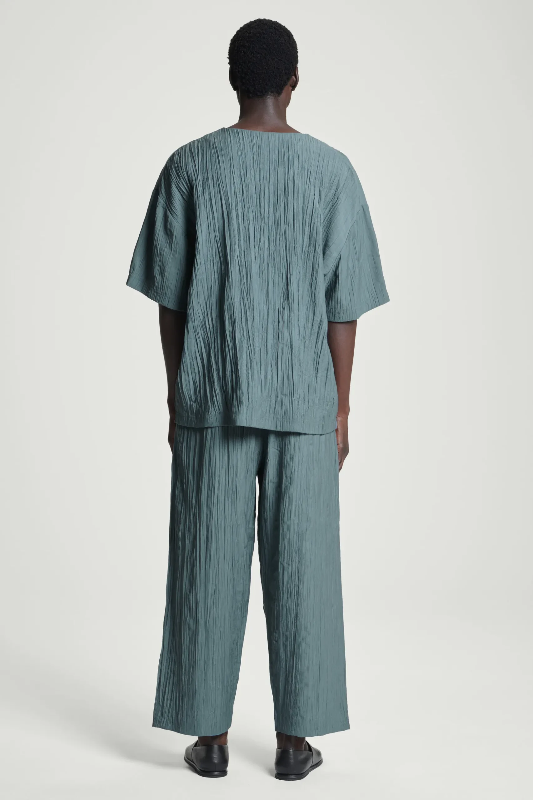 Clearance COS T-SHIRT Z MARSZCZONEGO MATERIAŁU – OVERSIZED FIT Niebieski