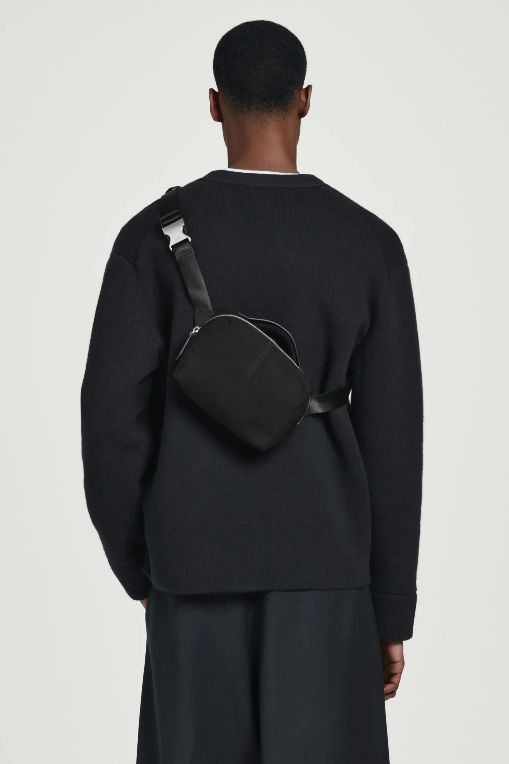 Hot COS WODOODPORNA TORBA TYPU CROSSBODY Czarny