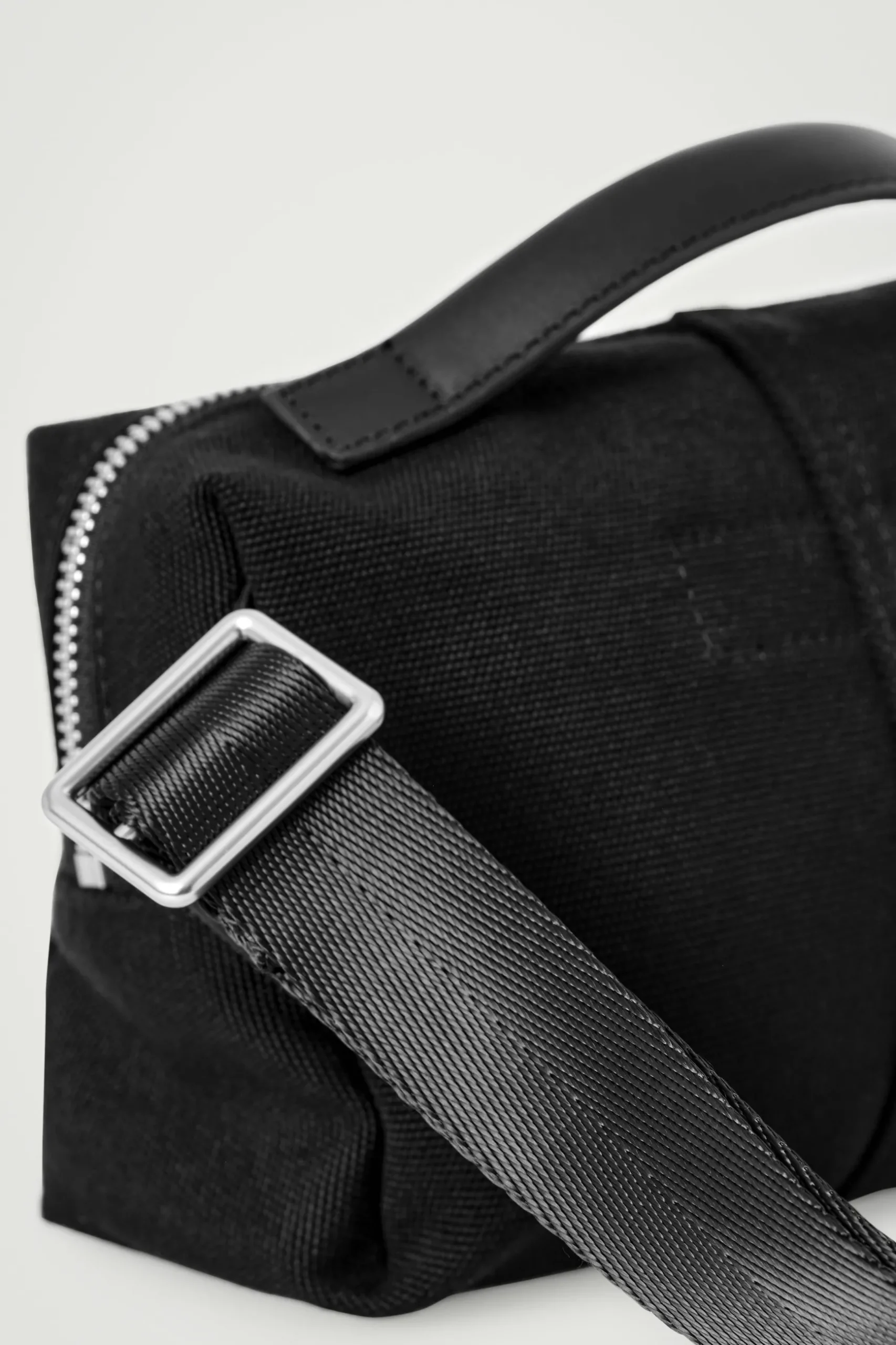 Hot COS WODOODPORNA TORBA TYPU CROSSBODY Czarny